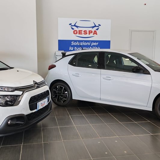 La tua auto, la nostra missione.
Gespa è il tuo autosalone multimarche di fiducia, specializzato in auto nuove, noleggio a lungo termine e soluzioni di mobilità per privati, professionisti e aziende. Ti accompagniamo nella scelta del veicolo più adatto alle tue esigenze con un servizio basato sull’ascolto, sulla trasparenza e sulla consulenza personalizzata.
